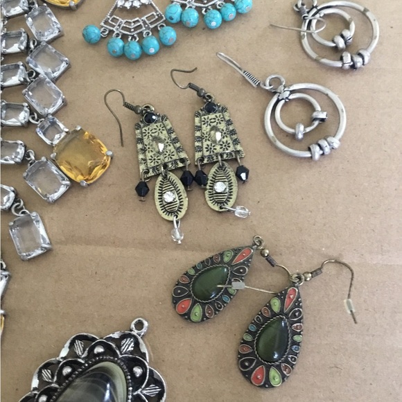 Large Lot of Women’s Fashion Jewelry (Pre-owned) - Picture 10 of 12